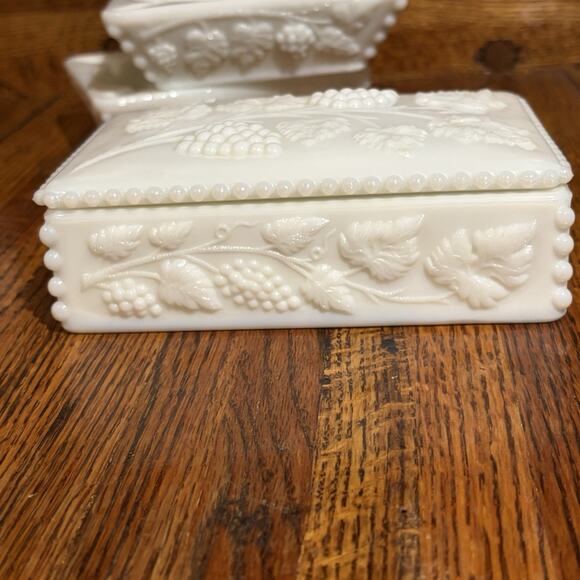 Vintage Westmoreland Milk Glass Cigarette Holder And Ashtrays Grapevine Pattern - Picture 12 of 16